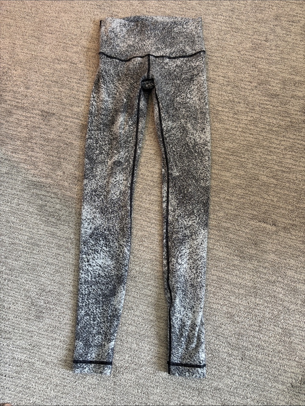 Lululemon High-Waist Leggings in Black & White size 8